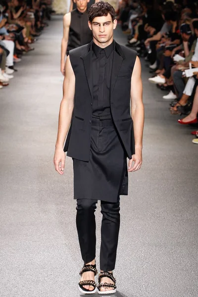 Look 32